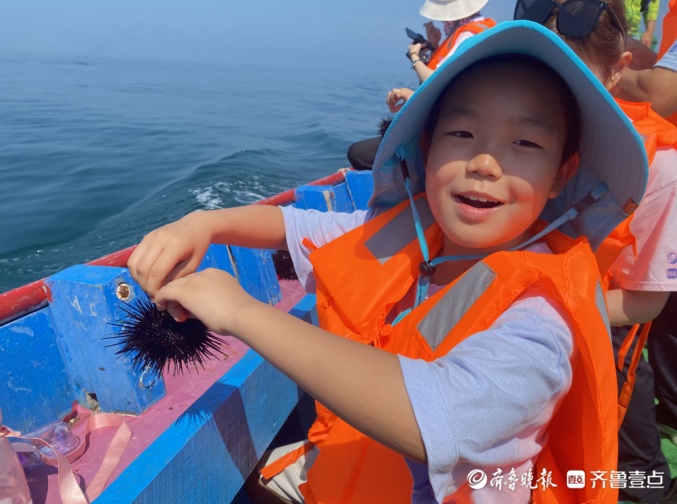 壹粉們一早乘船體驗海上捕撈直呼：又鮮又肥，生吃海膽太帶勁了